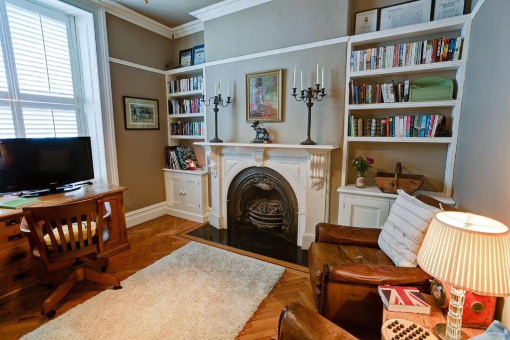 Bay House Villa Бiuмарис Екстериор снимка
