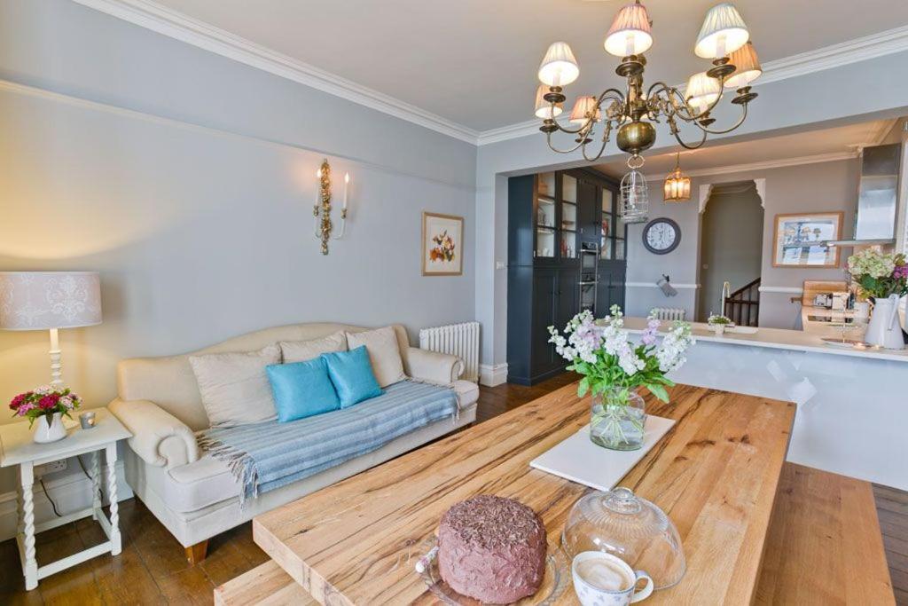 Bay House Villa Бiuмарис Екстериор снимка