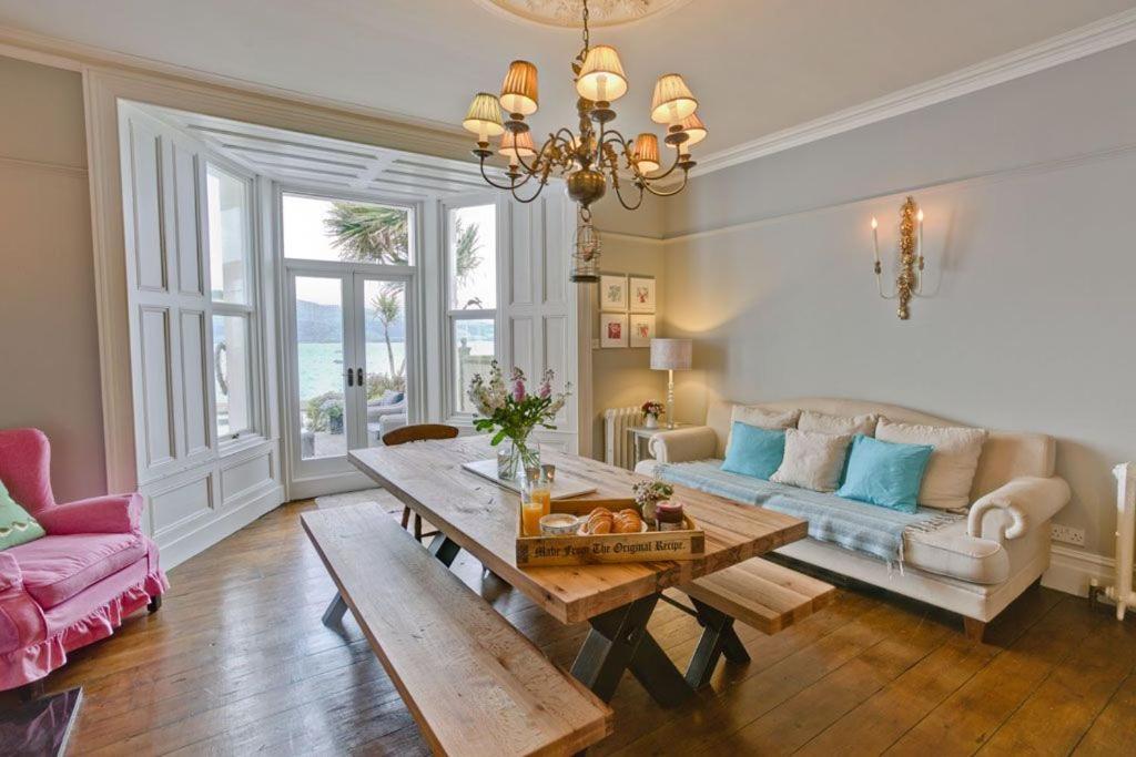 Bay House Villa Бiuмарис Екстериор снимка