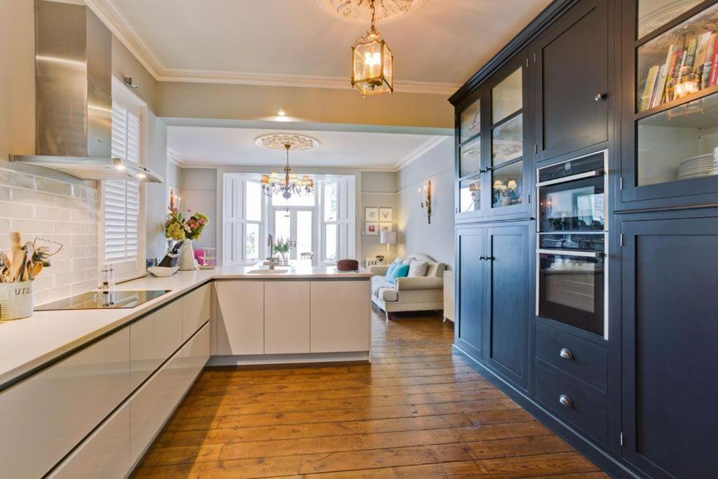 Bay House Villa Бiuмарис Екстериор снимка