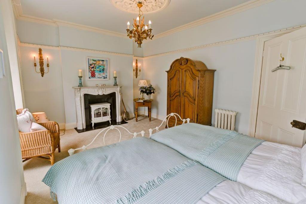 Bay House Villa Бiuмарис Екстериор снимка