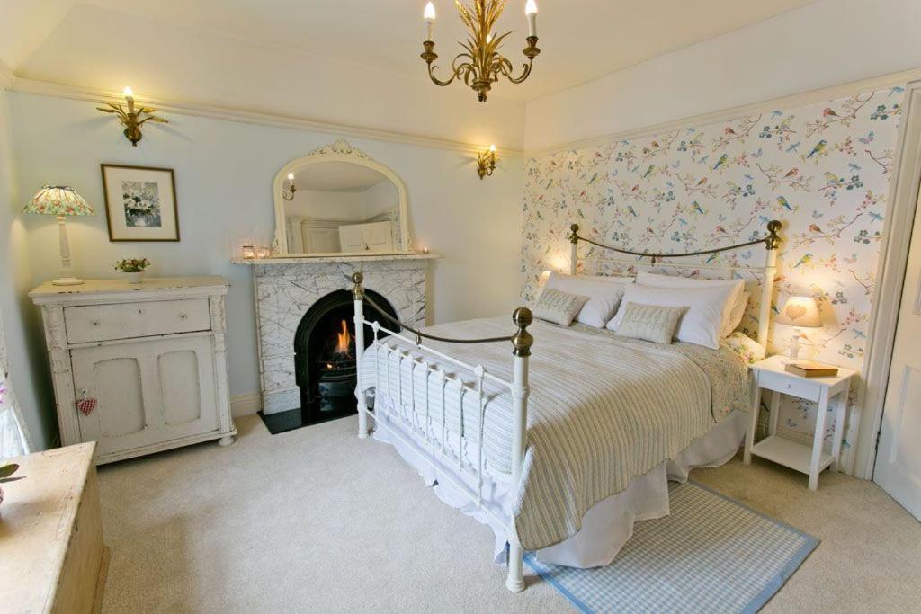 Bay House Villa Бiuмарис Екстериор снимка