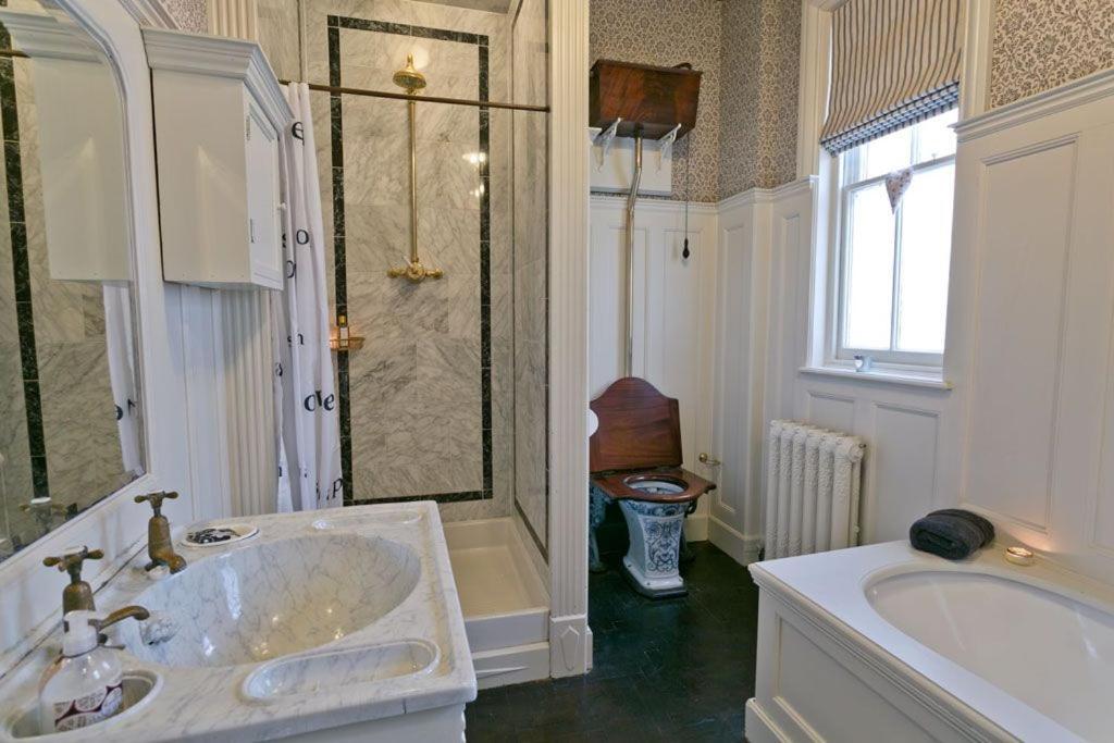 Bay House Villa Бiuмарис Екстериор снимка